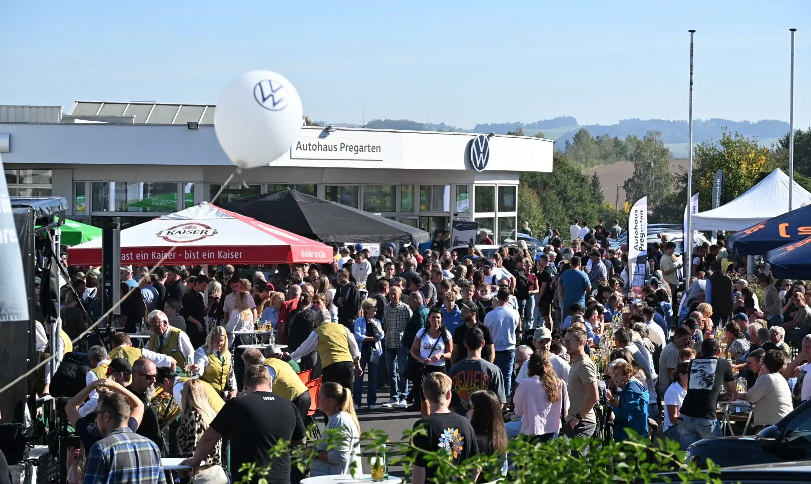 Autohaus Pregarten: Großes Fest mit vielen Besuchern vor dem Autohaus in Pregarten
