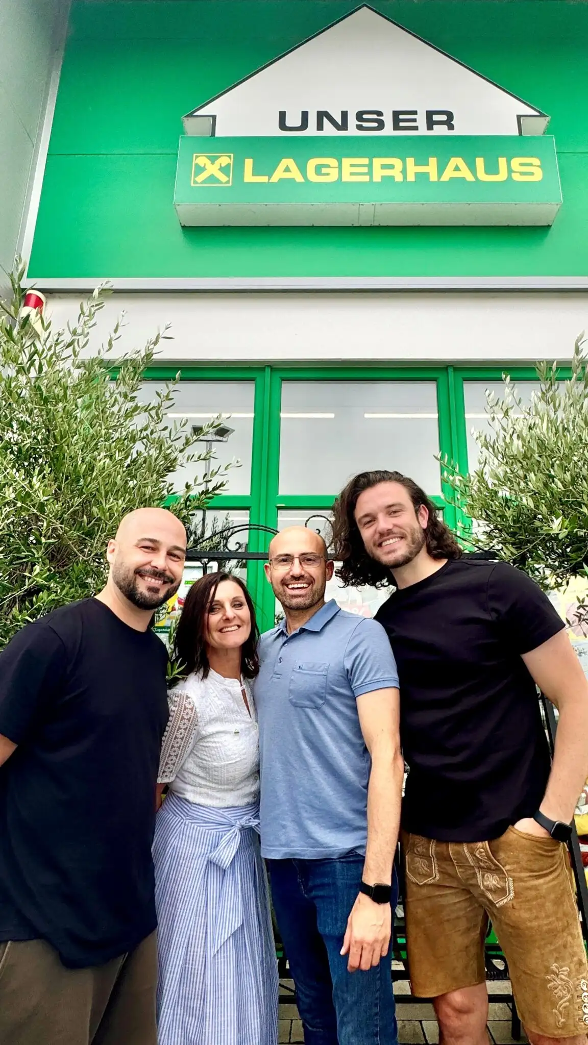 Eine Gruppe lächelt in die Kamera