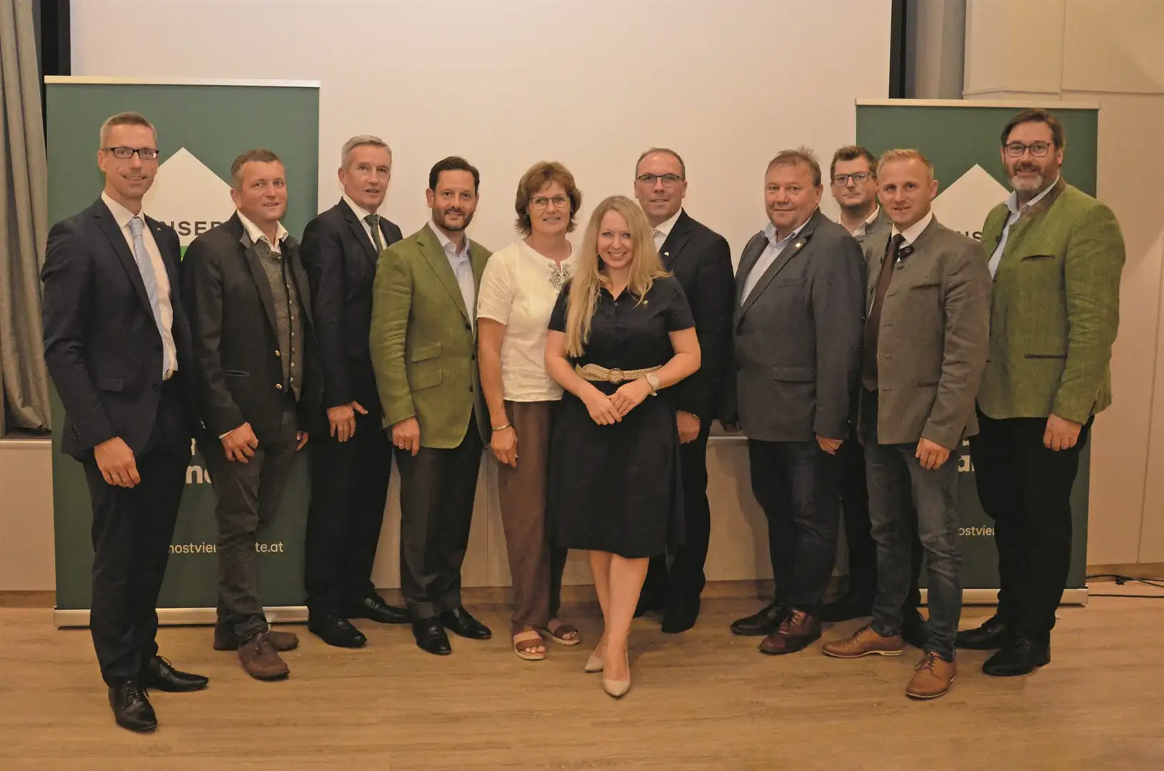 11 Menschen nebeneinander