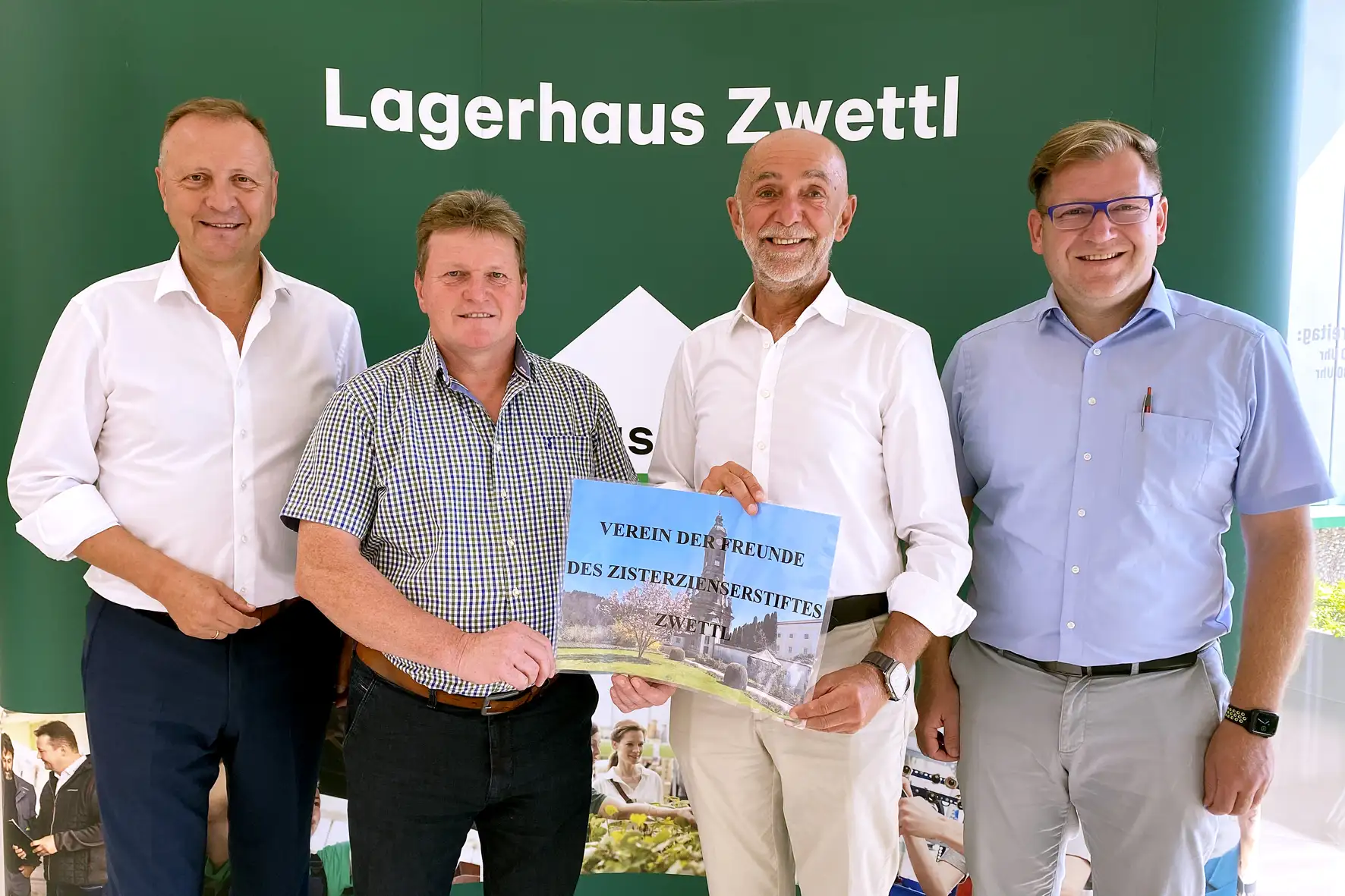 Vier Männer posieren für die Kamera