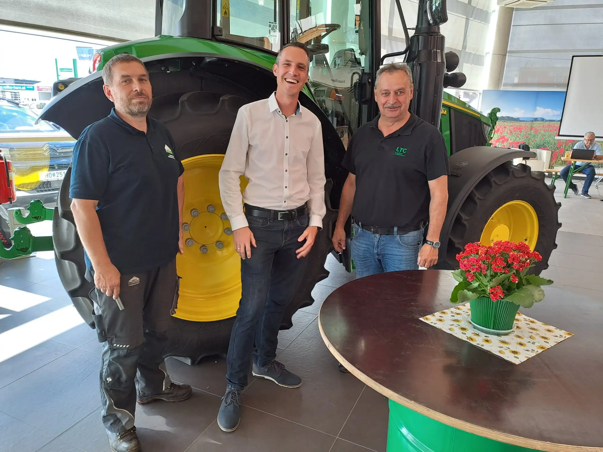 Das Fachpersonal der Landmaschinentechnik posieren für die Kamera