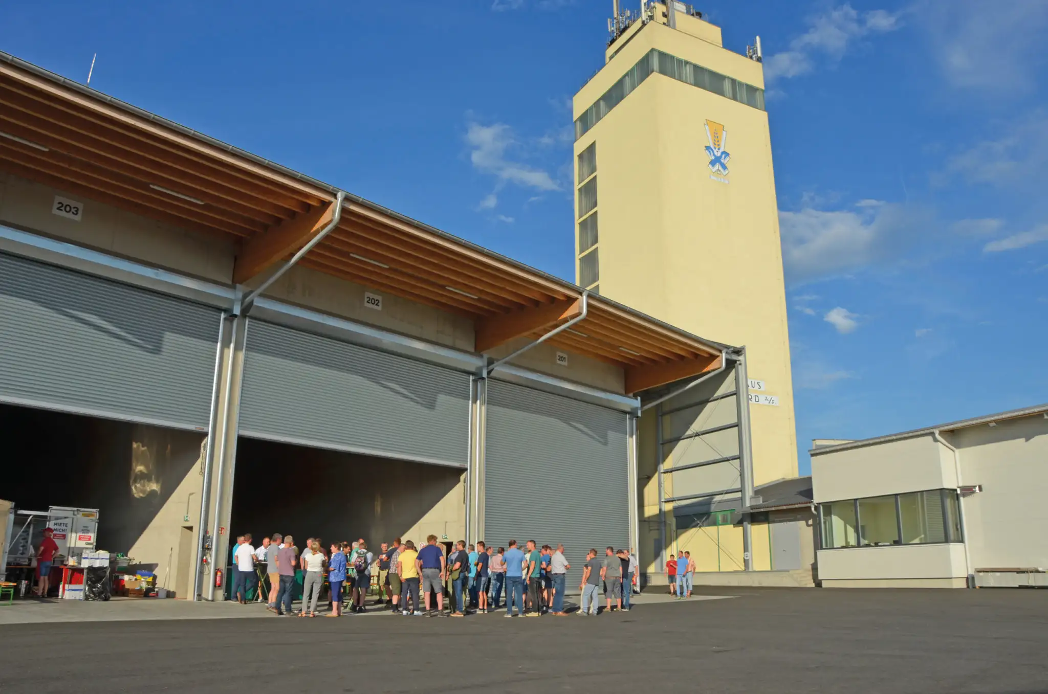 eine Gruppe von Menschen steht vor einem Silo