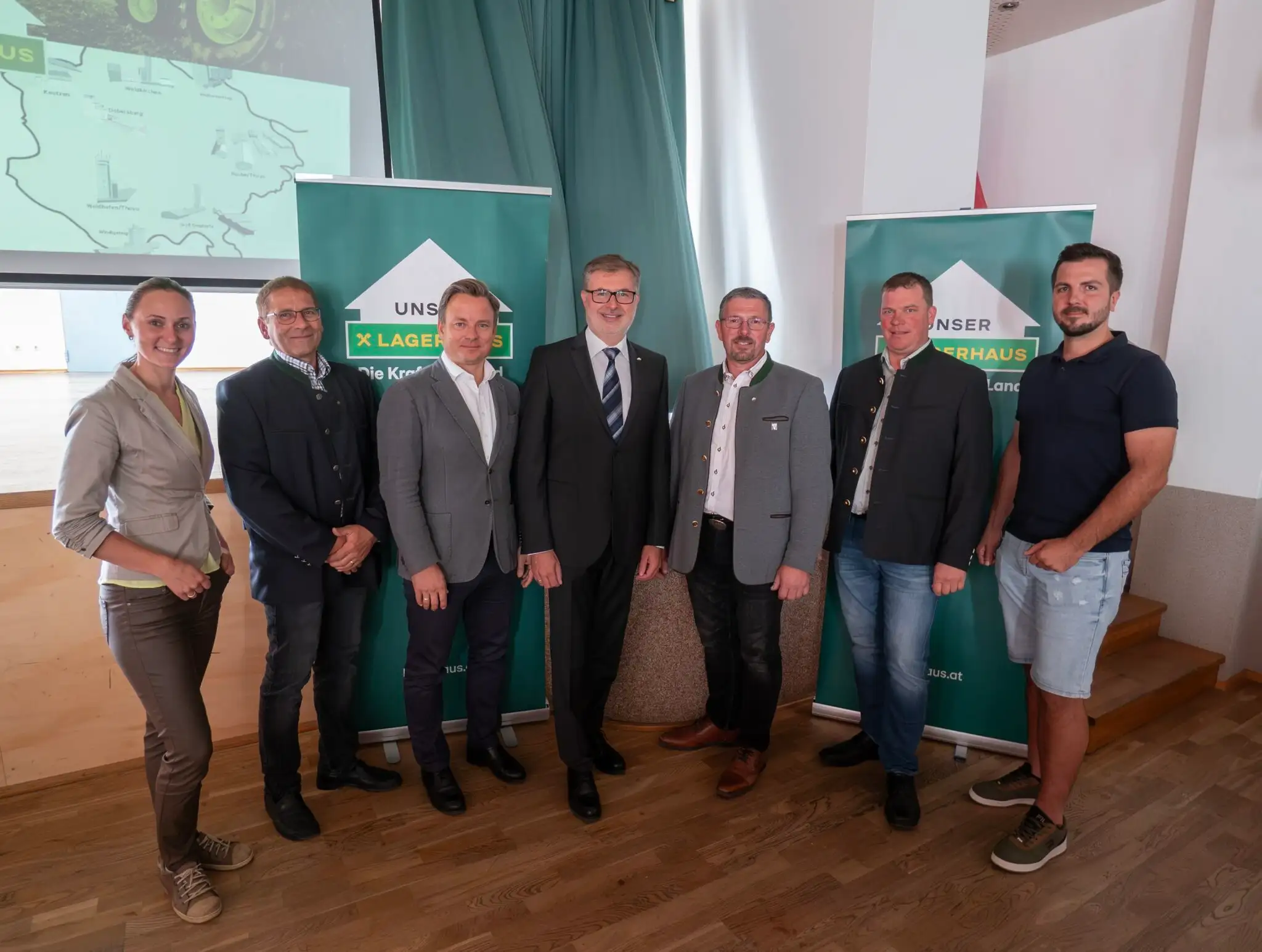 Das Bild zeigt eine Gruppe von Menschen, die gemeinsam vor der Kamera posiert.