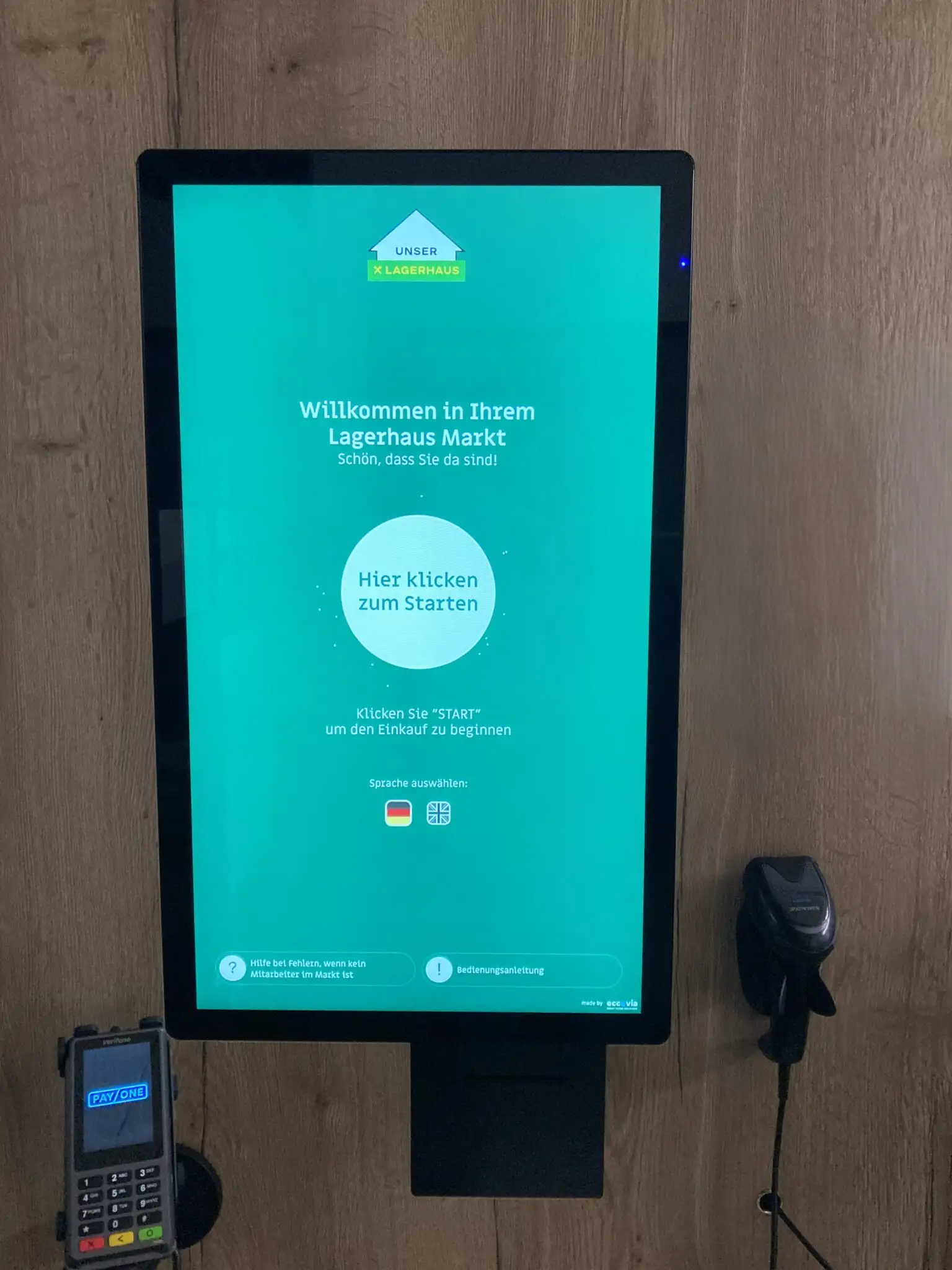 Self-Checkout-Terminal mit Scanner und Bankomat