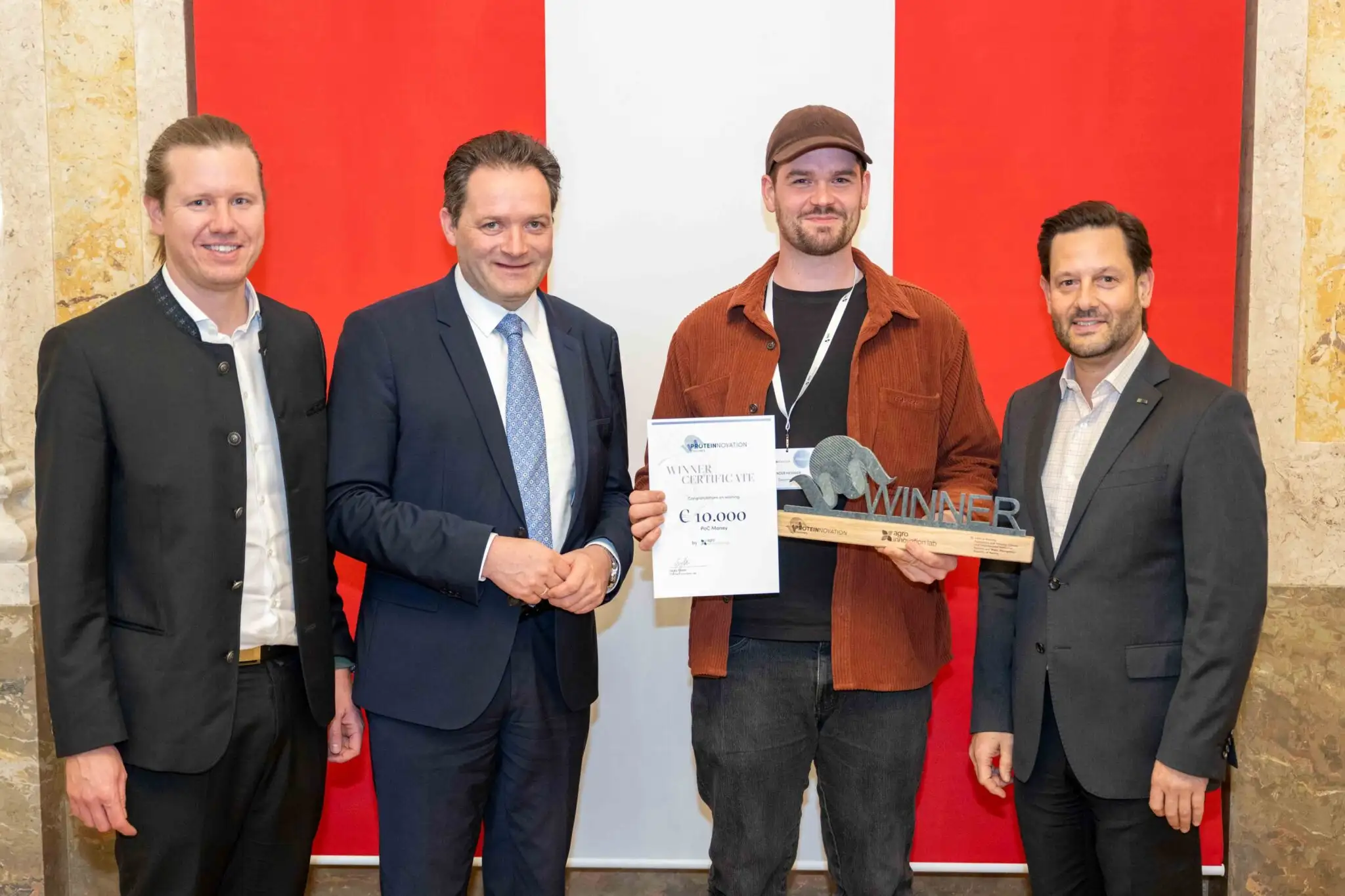 BM Norbert Toschnig mit dem dem Gewinner Decameal