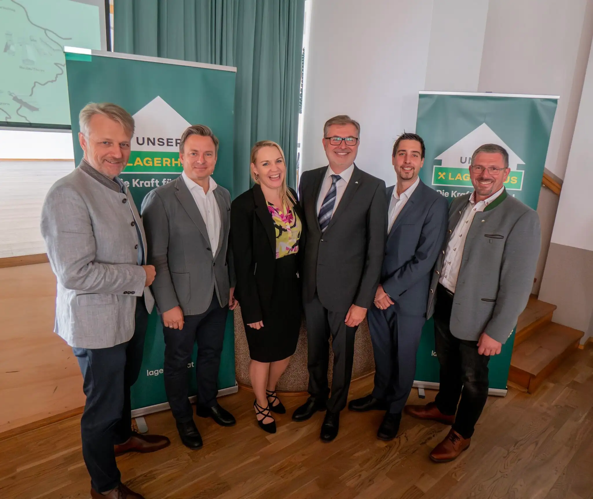 Das Bild zeigt eine Gruppe von Menschen, die gemeinsam vor der Kamera posiert.