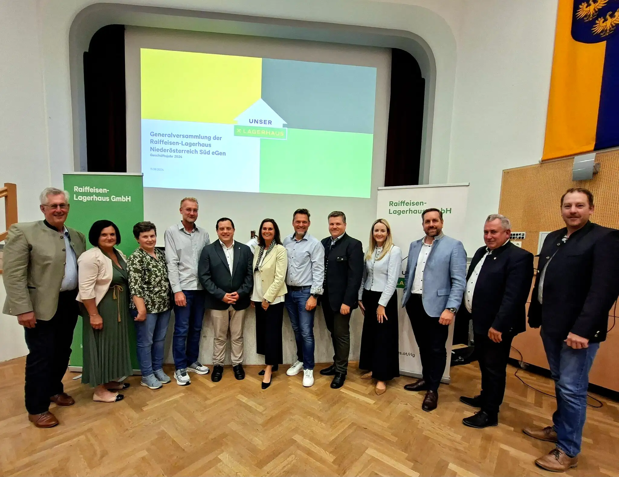 Das Bild zeigt eine Gruppe von Menschen, die gemeinsam vor der Kamera posiert.