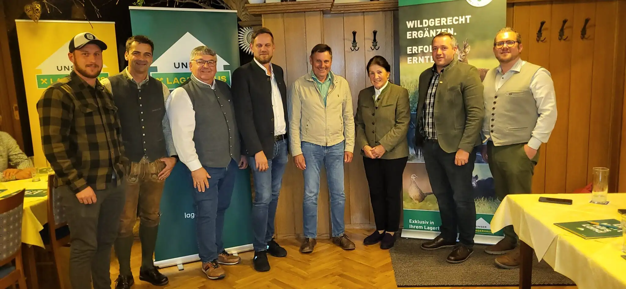 Das Bild zeigt eine Gruppe von Menschen, die gemeinsam vor der Kamera posiert.