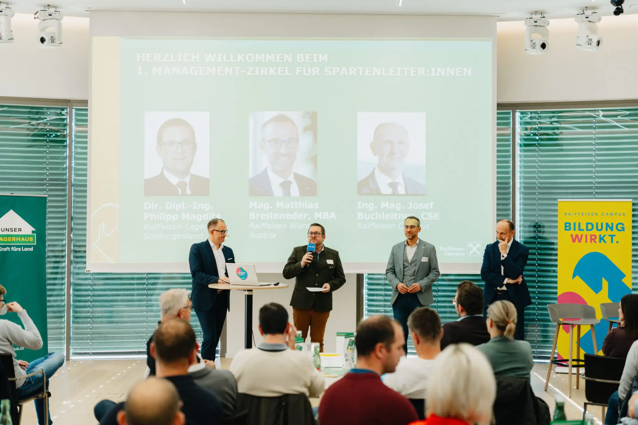 Referenten stehen auf der Bühne