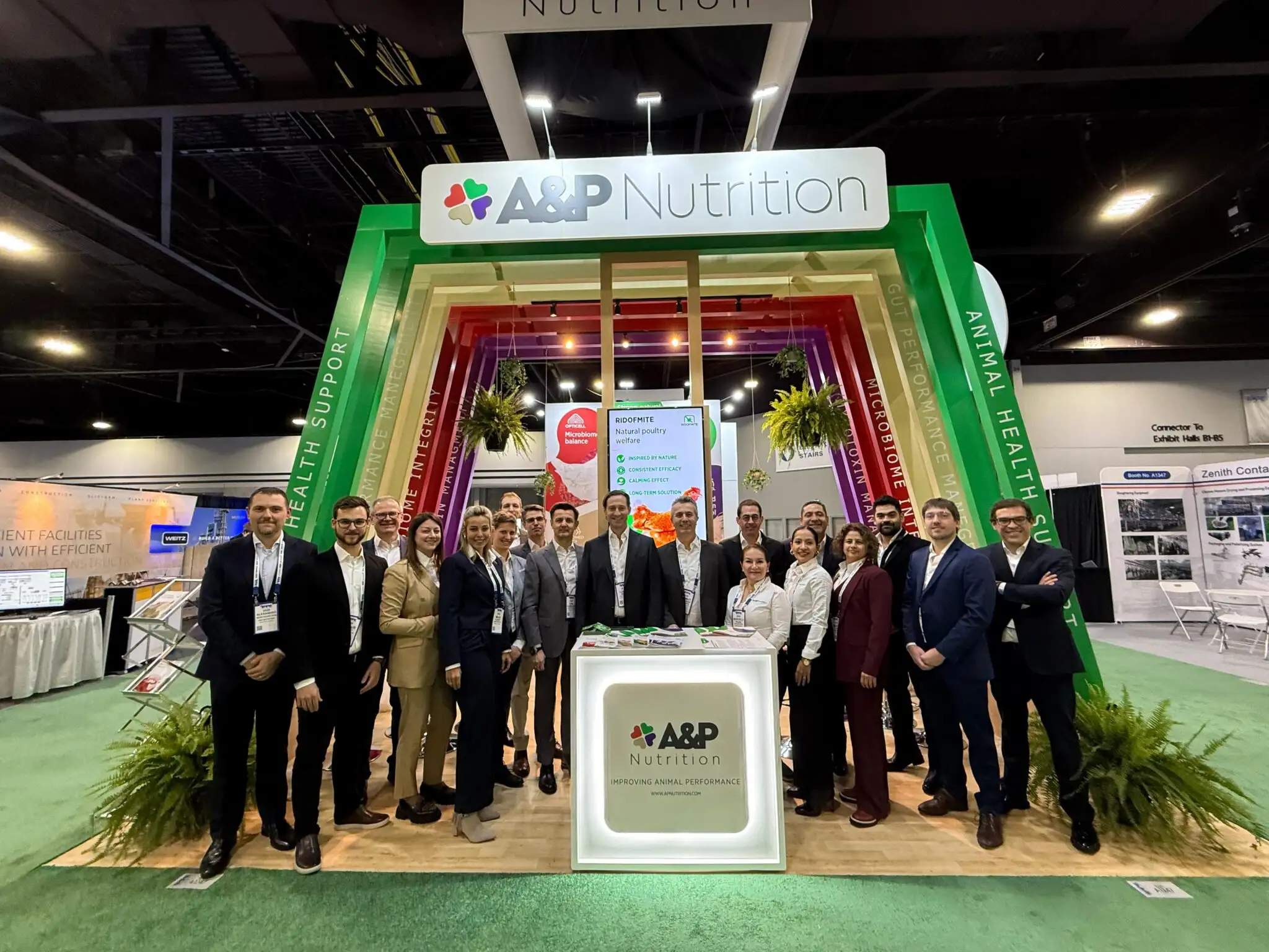 Das Team der AP Nutrition auf ihrem Messestand.