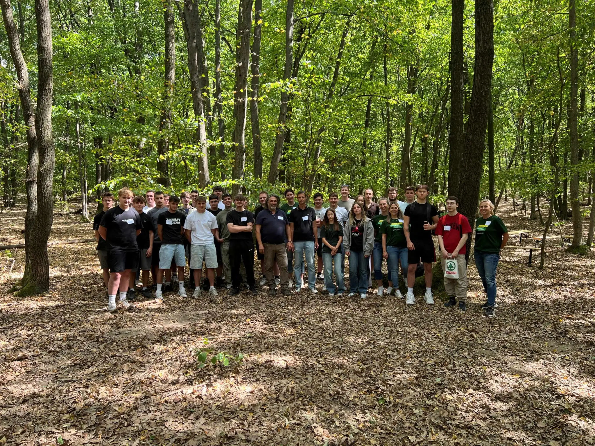 Gruppe von jungen Erwachsenen im Wald