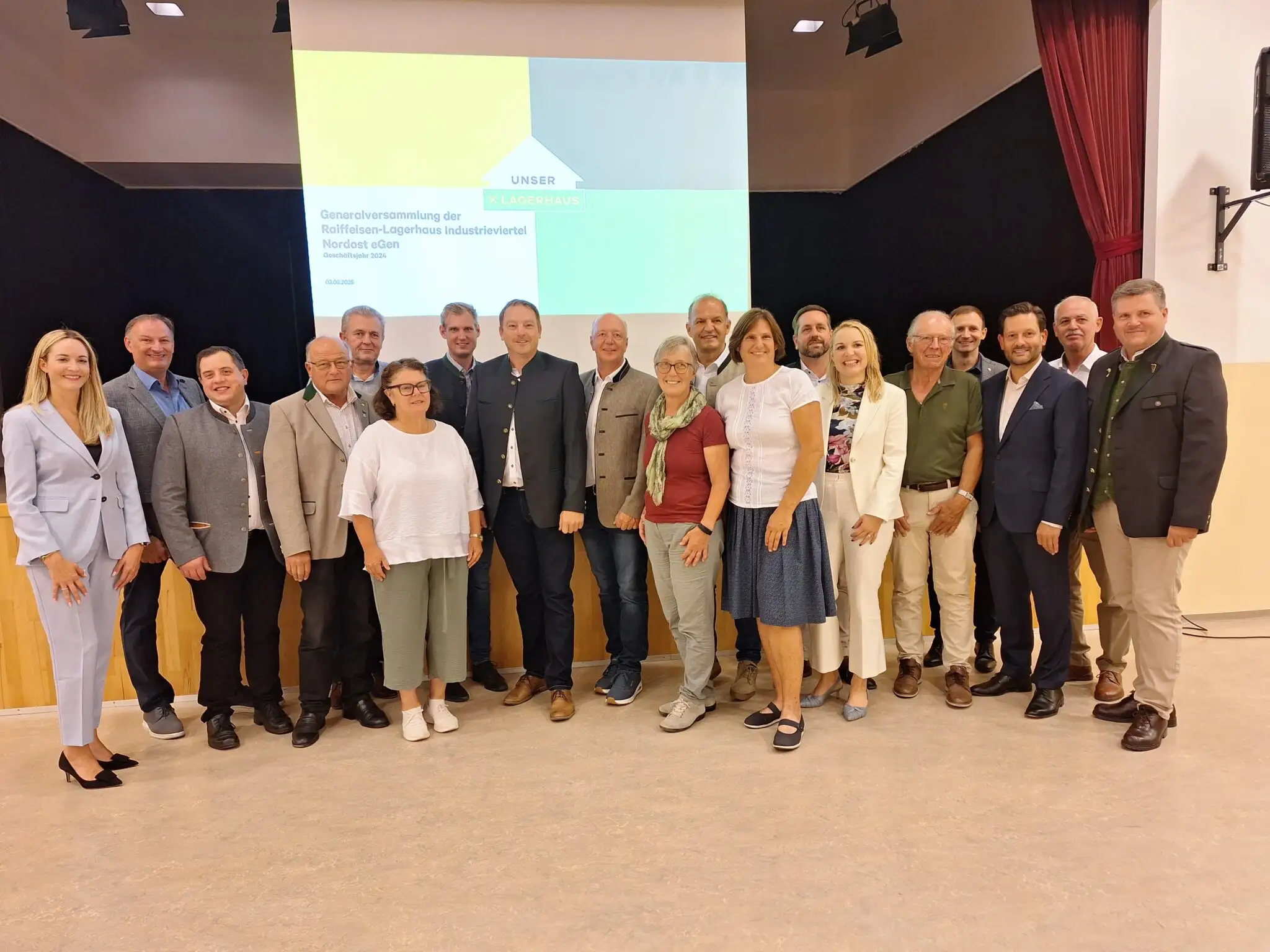 Das Bild zeigt eine Gruppe von Menschen, die gemeinsam vor der Kamera posiert.