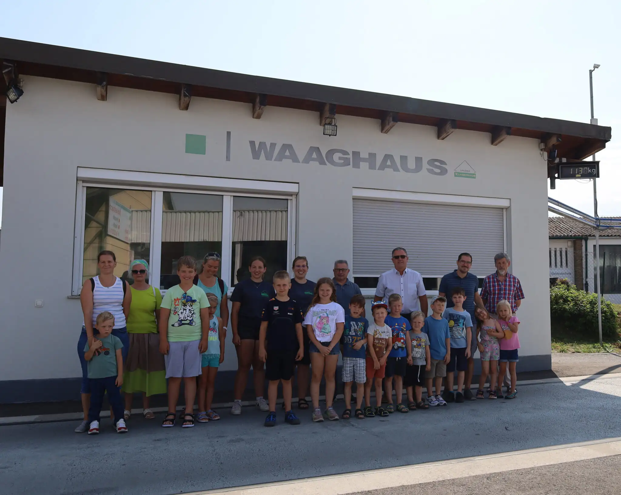 Gruppenfoto Ferienspiel 2. Tag 20250704 Abb. Ing. Gerlinde Wiesinger, Geschäftsführer Reinhard Thürr und Geschäftsführer Dir. Ing. Alfred Hiller mit den Teilnehmer:innen des 2. Tags Lagerhaus Ferienspiel 2025