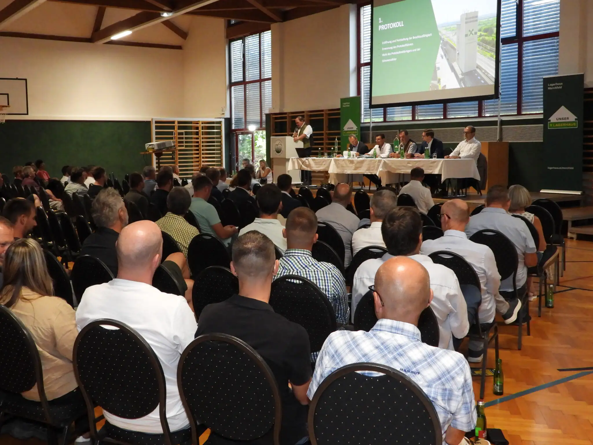 Podiumsdiskussion mit Vortragendem und Publikum in einer Sporthalle
