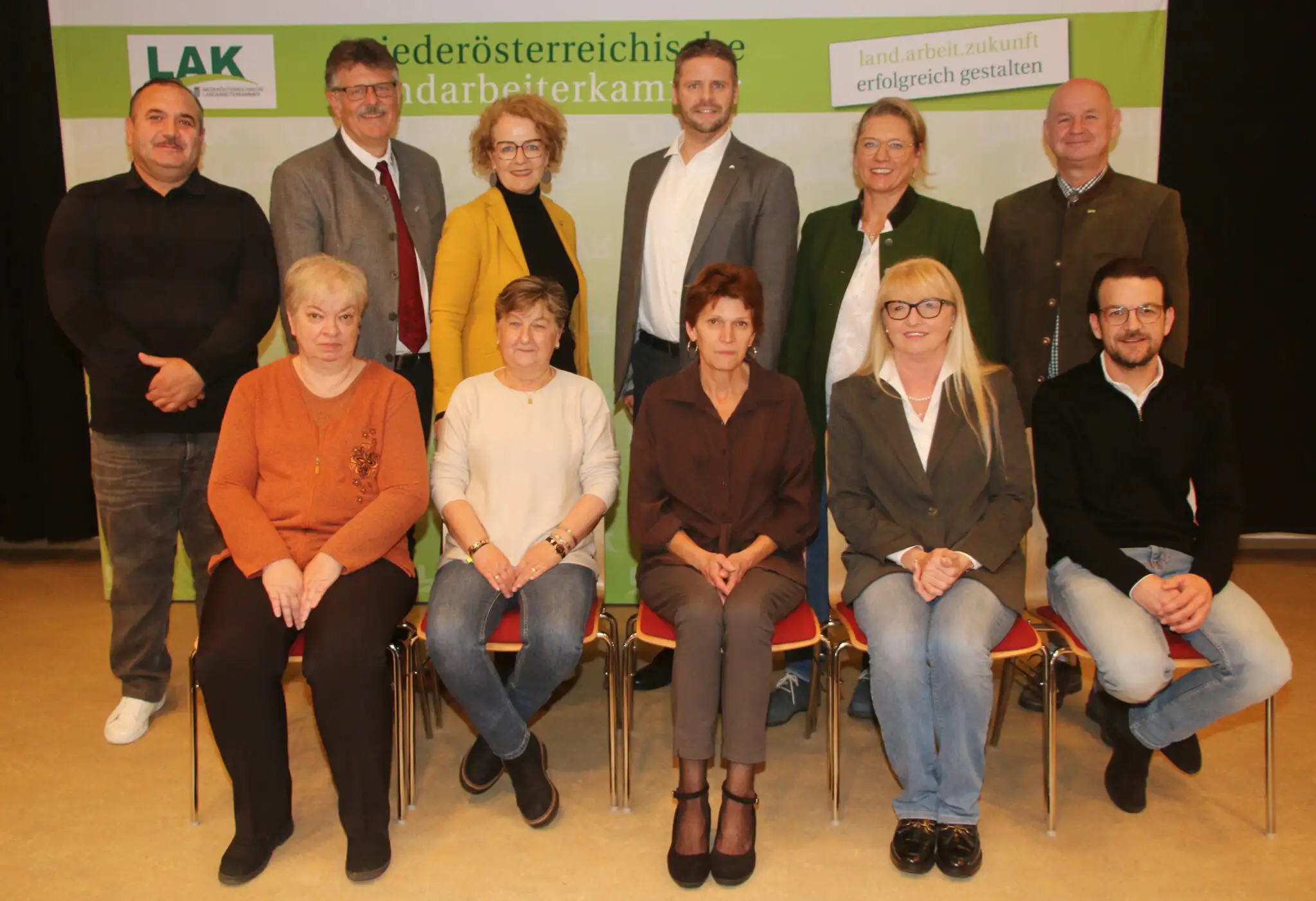 Gruppenfoto der geehrten Mitarbeiter:innen