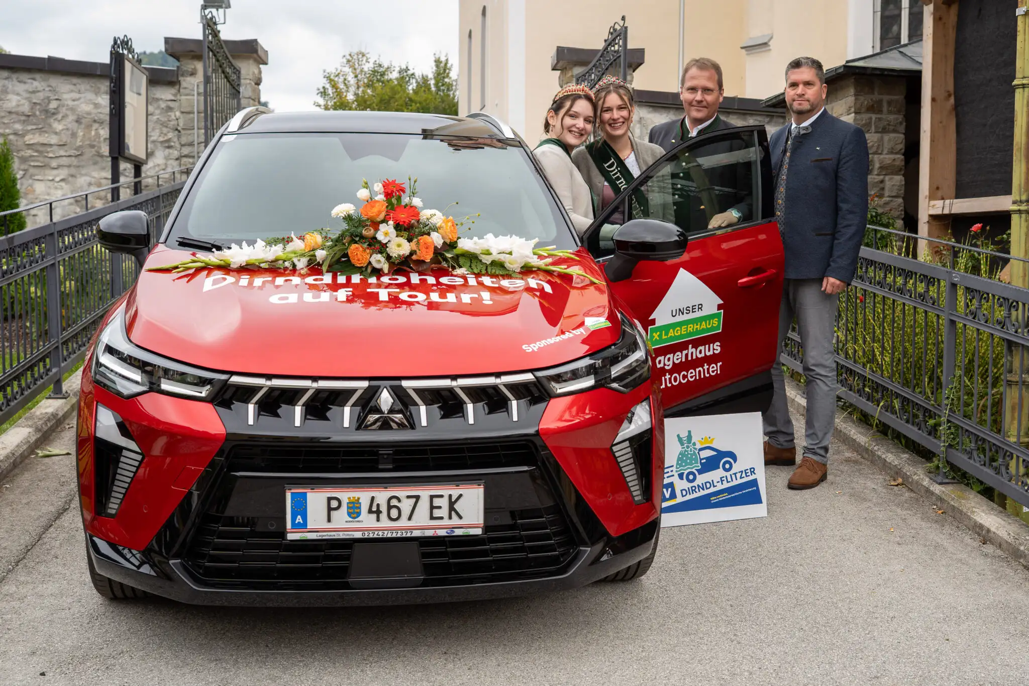 Dirndlkönigin und -prinzessin mit ihrem neuen Auto