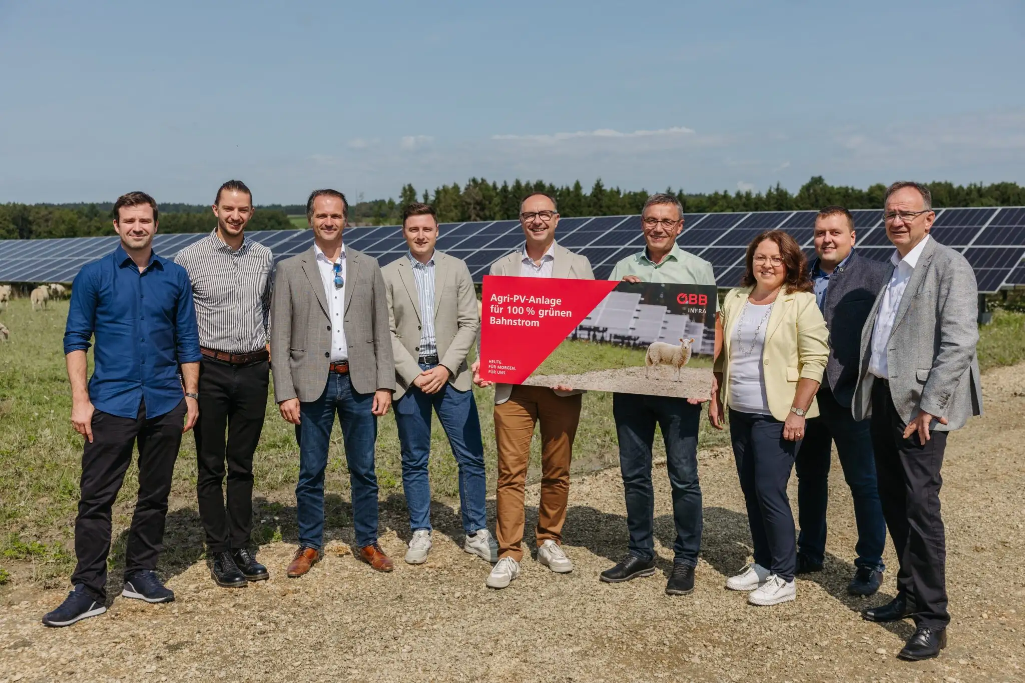 Das Projektteam am Feld bei der Inbetriebnahme der Anlage.