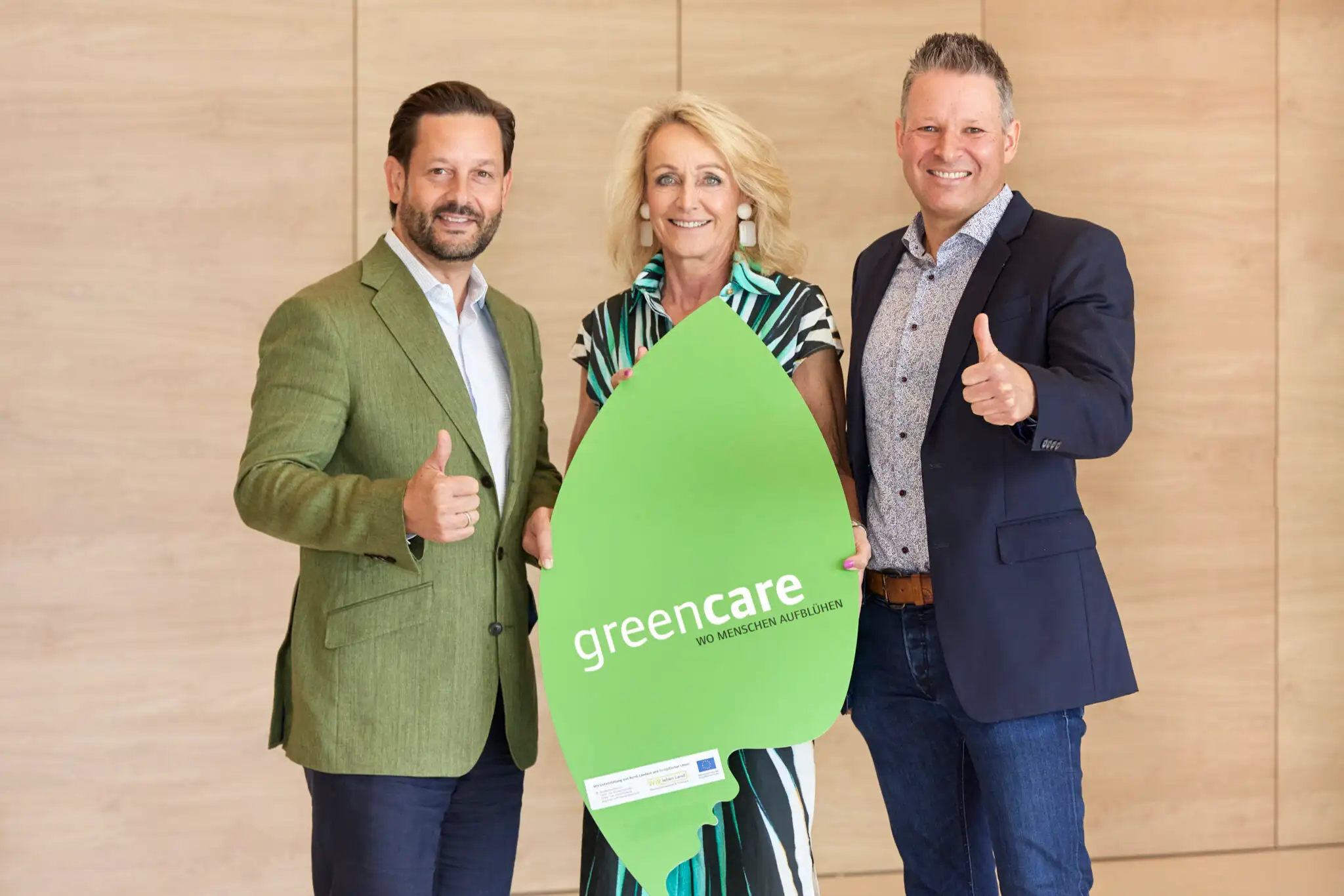 Drei Personen schauen in die Kamera und machen Daumen hoch.