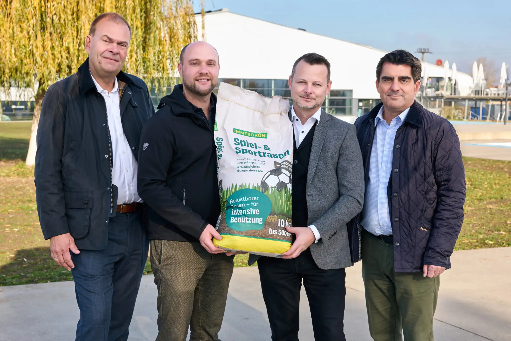 Die Bürgermeister, Geschäftsführer des Bads und Projektleiter begutachten erste Ergebnisse