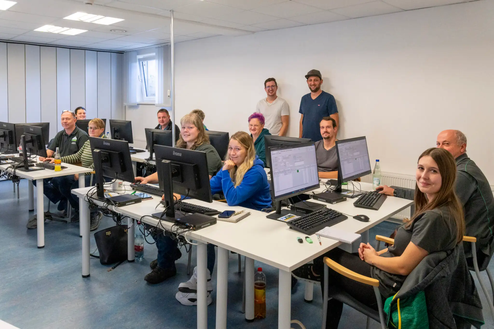 Die Mitarbeiter sitzen im Besprechungszimmer und erhalten eine Einschulung