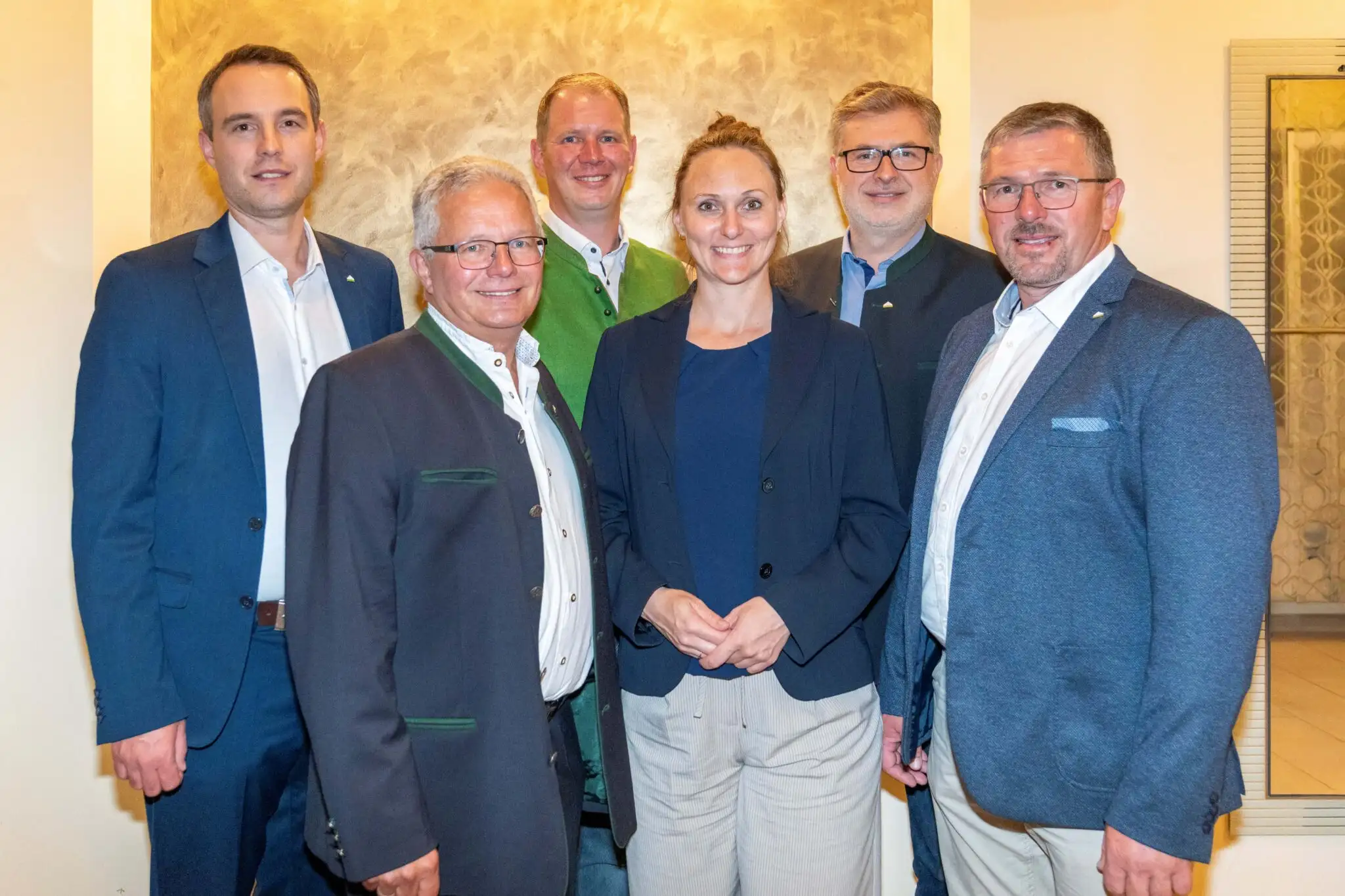 Gruppe von Spitzenfunktionär:innen und Managern