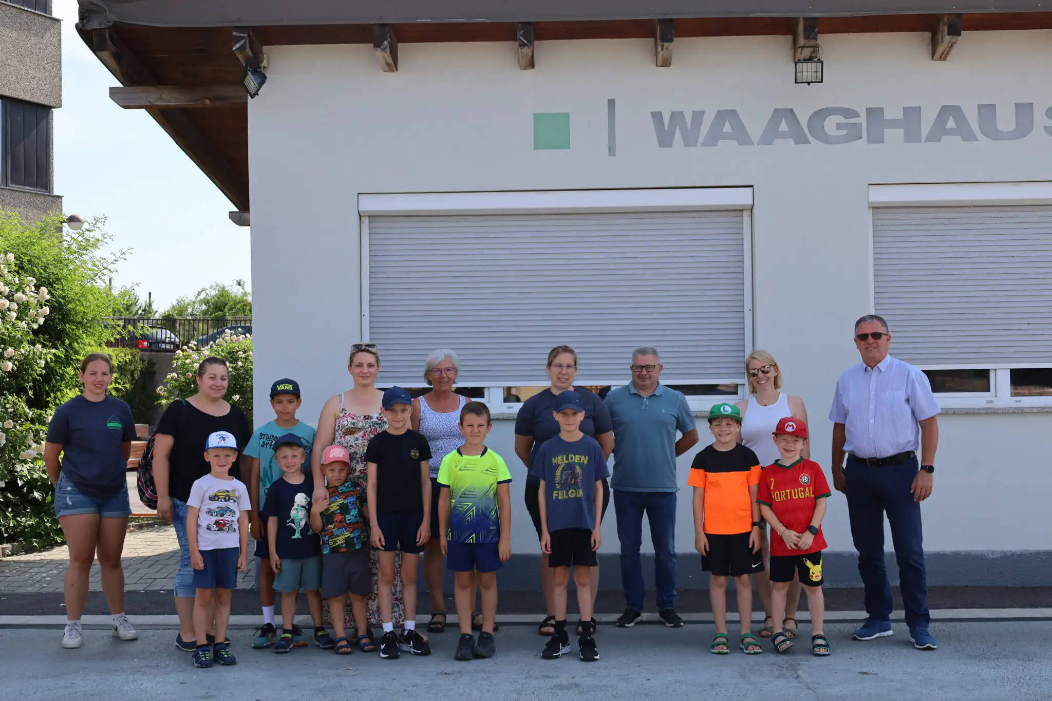 Gruppenfoto Ferienspiel 1. Tag 20250703 Abb. Ing. Gerlinde Wiesinger, Geschäftsführer Reinhard Thürr und Geschäftsführer Dir. Ing. Alfred Hiller mit den Teilnehmer:innen des 1. Tags Lagerhaus Ferienspiel 2025