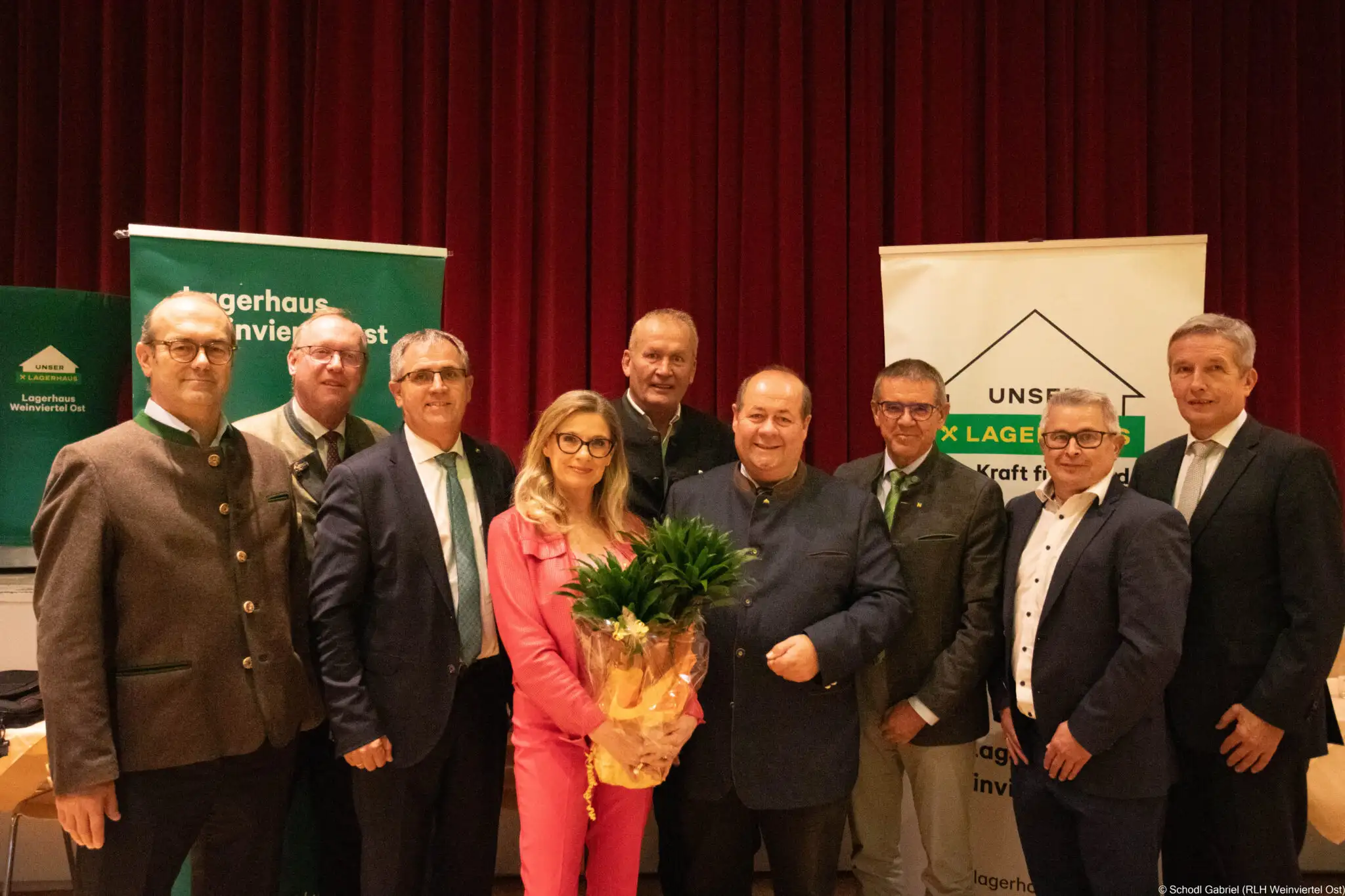 Das Bild zeigt eine Gruppe von Menschen, die gemeinsam vor der Kamera posiert.