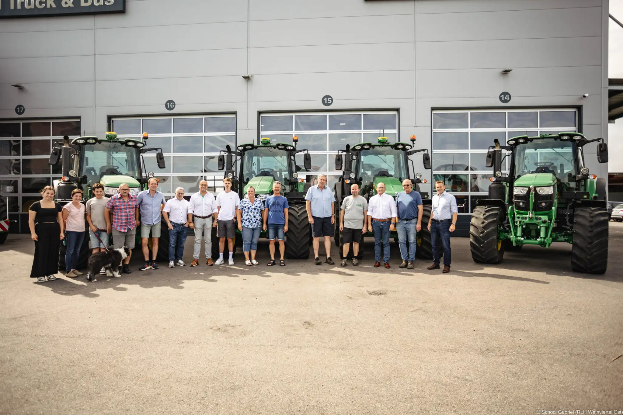 Interessierte Gäste bei der Präsentation der John Deere Traktoren