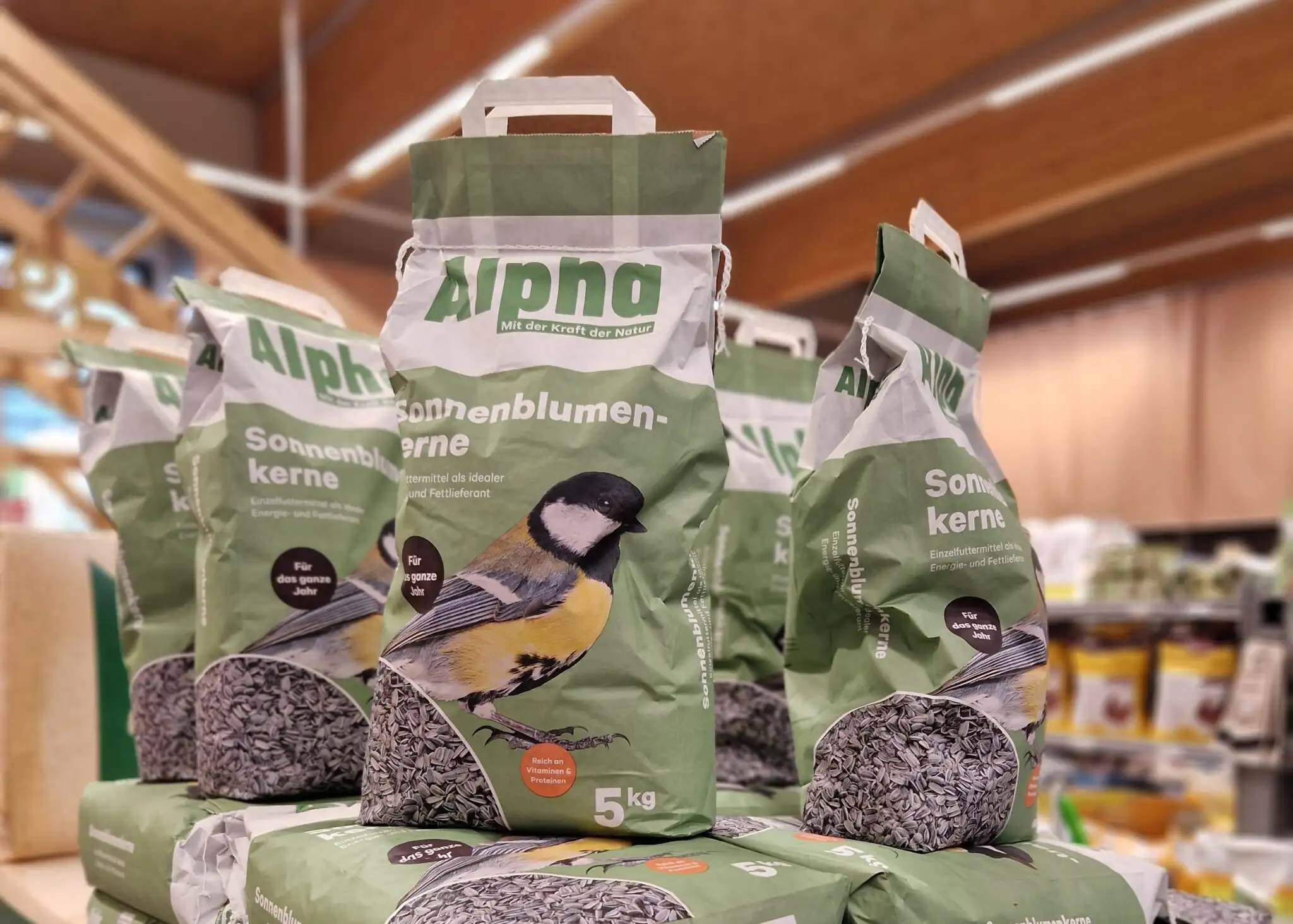 Säcke mit Vogelfutter in einem Lagerhaus Markt