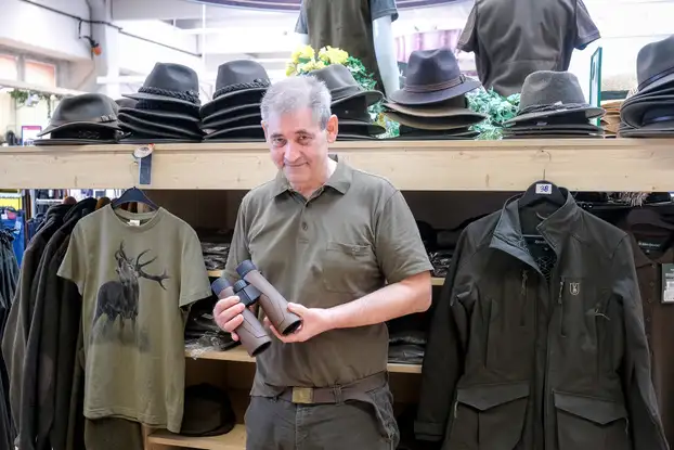 Alexander Wimmer hält einen Feldstecher in der Hand