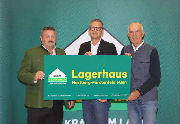 drei Herren mit Lagerhaus Tafel
